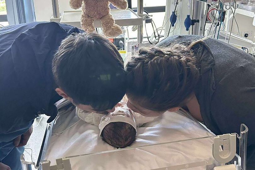 Arabella Mayer stopped breathing in the early morning hours of June 17, 2025. With parents.... 18-year-old Lydia Pass and Ryan Mayer