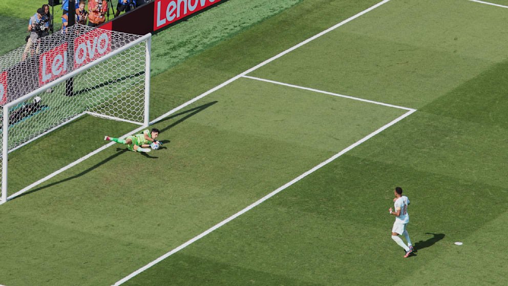 France in the World Cup semi-finals! Mbappe scores a goal and is forced to leave the field due to injury | sport 16 Bad shot! Mbappe (27) pushes the penalty area to the left, Bono (35) even holds the ball