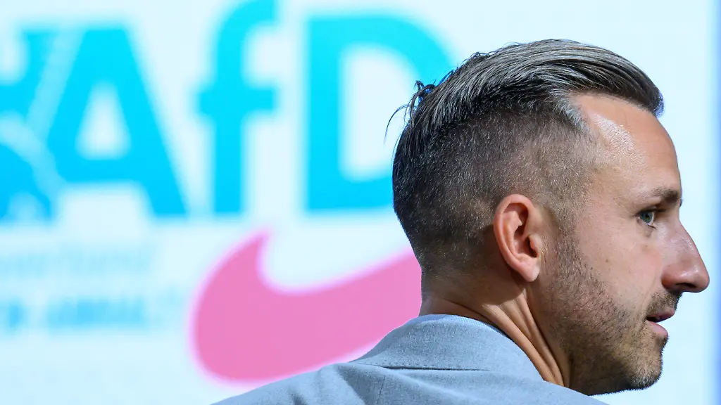 Ulrich-Sigmund-AfD, the main AfD candidate for the state elections in Saxony-Anhalt, arrives at the AfD party-state conference in Saxony-Anhalt. At the party conference, delegates want to elect a new board