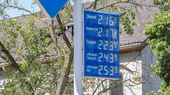 Fuel price board at a gas station with trees and house in the background | IMAGO / Rene Trout Fuel price board at a gas station, trees and house in the background