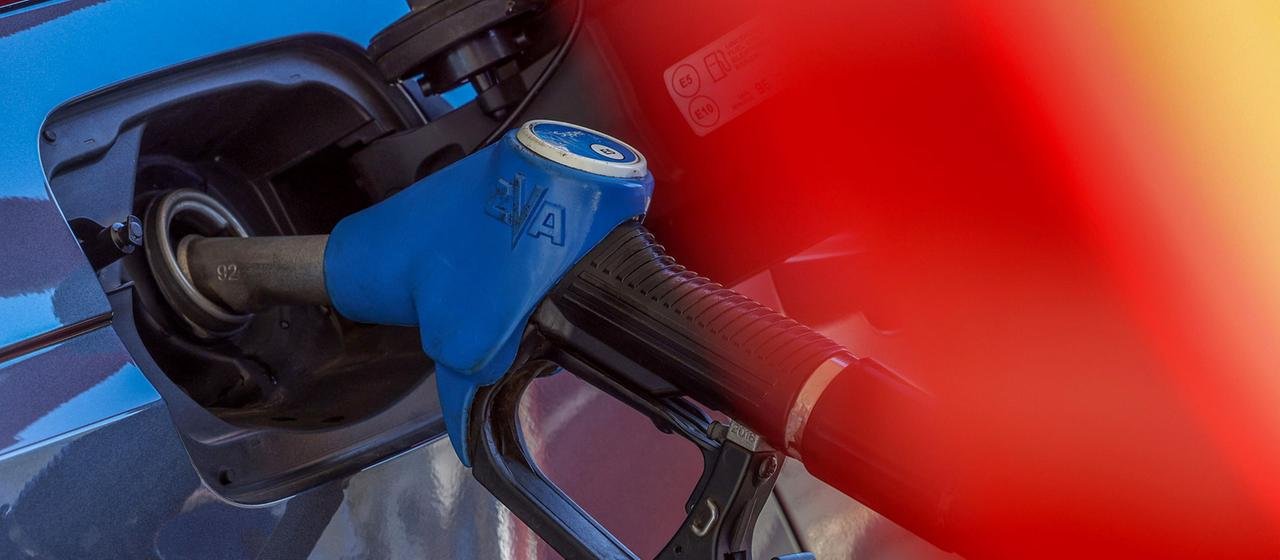 The car is refueling. | painting Alliance / Rene Trout Faux The car is refueling.