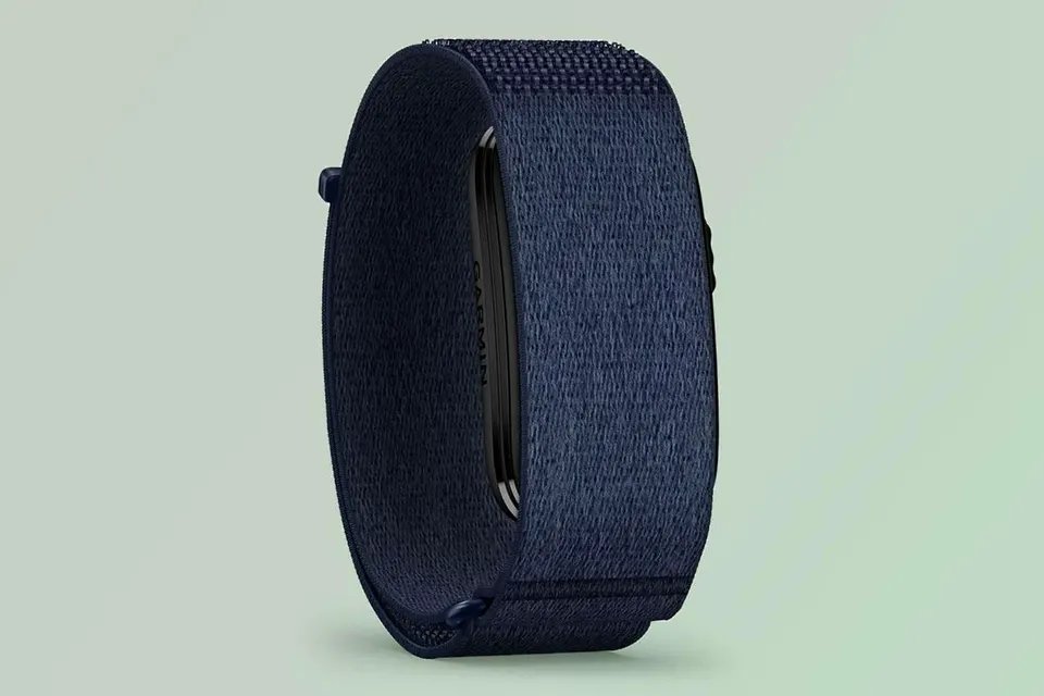 Garmin Cirqa is here: Top 10 facts about Garmin's screenless tracker 11 Garmin Cirqa in blue.