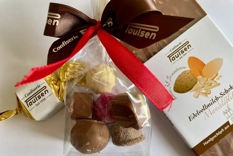 The chocolate manufacturer's assortment includes: praline, delicate whole milk chocolate with almond petals and marzipan.
