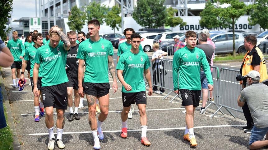 Tomas Cvankara (2nd from left) and Grant-Leon Ranos (2nd from right) go to the first training session at Borussia Park in the summer of 2024 between Luka Netz (left) and Lukas Ullrich (right).