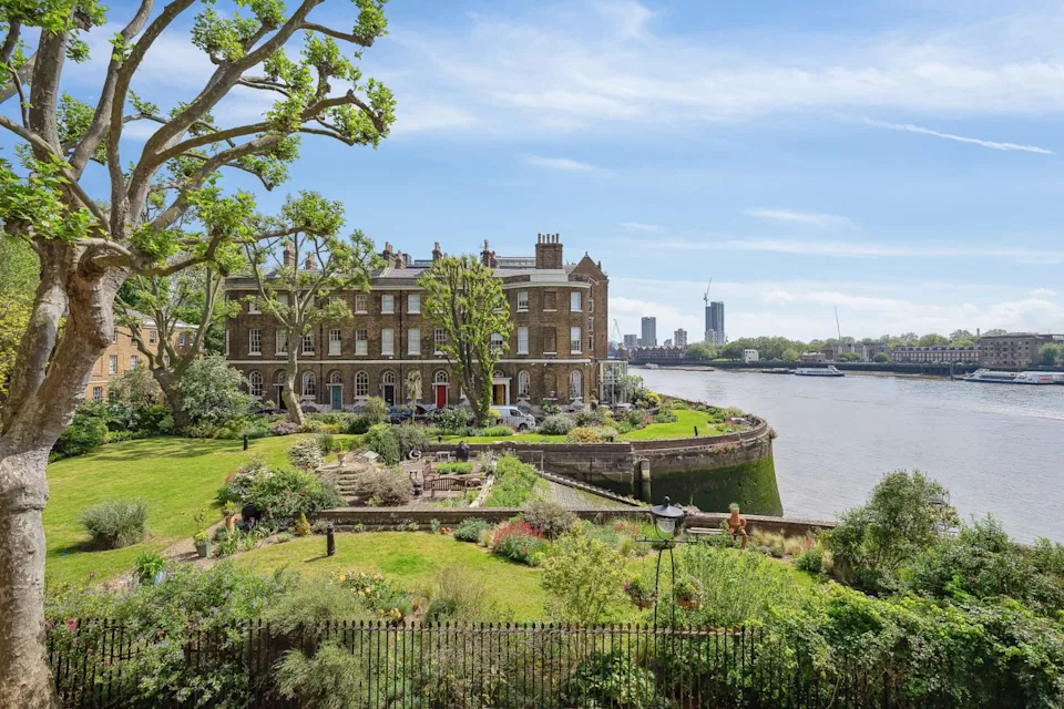Graham Norton's London home is still for sale, but now £700,000 cheaper - take a look inside 25 Graham Norton's London home is up for sale