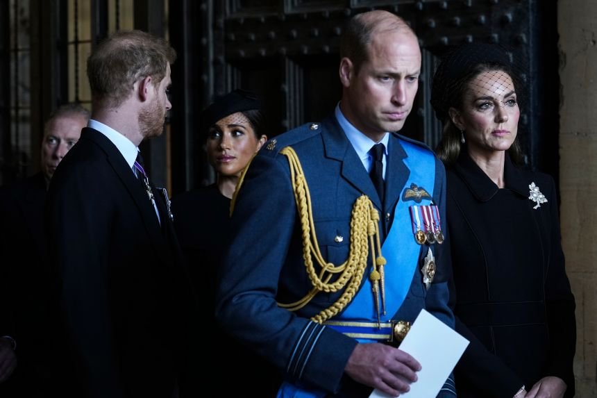 Harry and Meghan accept the king's invitation to stay at the royal residence during their upcoming visit to the UK. 11 Britain's Prince William, Kate, Princess of Wales, Prince Harry and Meghan, Duchess of Sussex pay tribute to Queen Elizabeth II at Westminster Hall for Bedridden Patients in London, Wednesday, September 14, 2022.