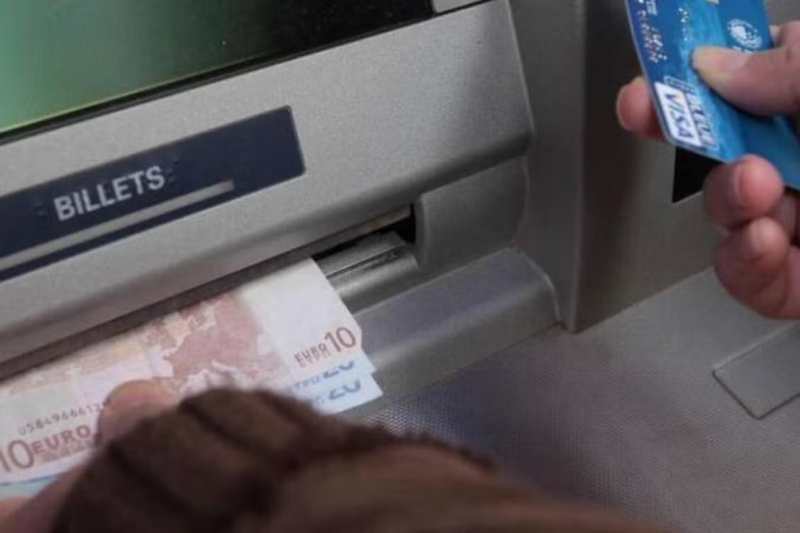 Over the course of the weekend and before their arrest, the two accused were able to withdraw €1,500.