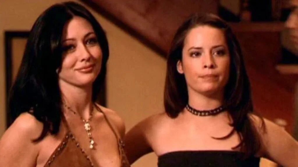 Prue (Shannen Doherty) and Piper (Holly Marie Combs) in the TV series Charmed