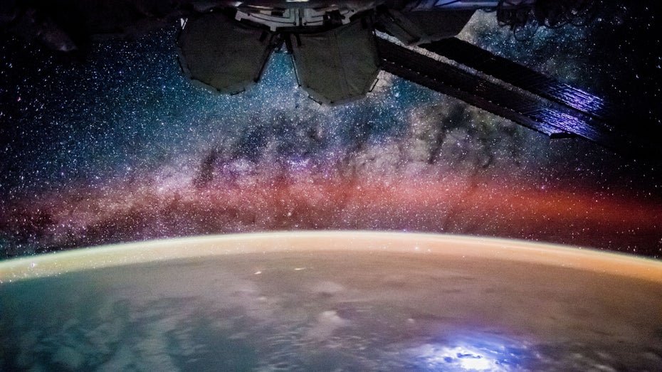 ISS crash in the Pacific Ocean: why SpaceX wants to sink the space station into the sea 16 The ISS hovers above the Earth in a star-studded sky.