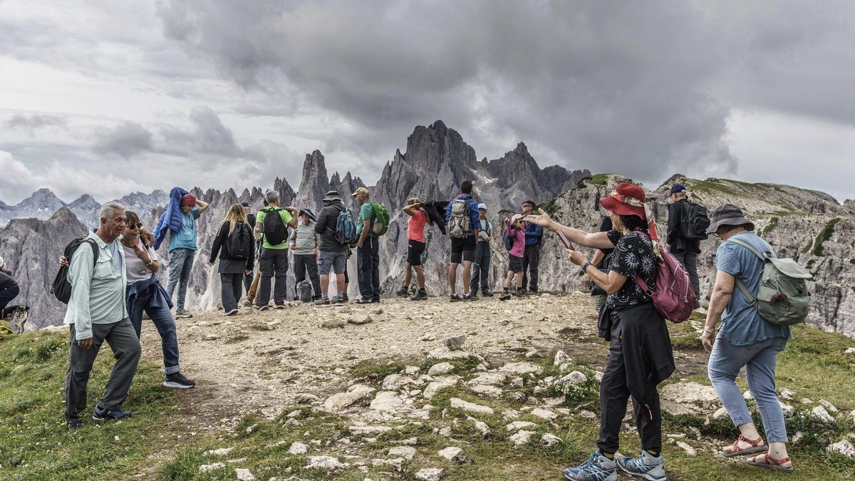 More and more communities in the Dolomites are relying on reservations and access restrictions to cope with the bustle. Dolomites. Too many tourists? Overtourism as a problem of concentration - Italy July 15, 2023