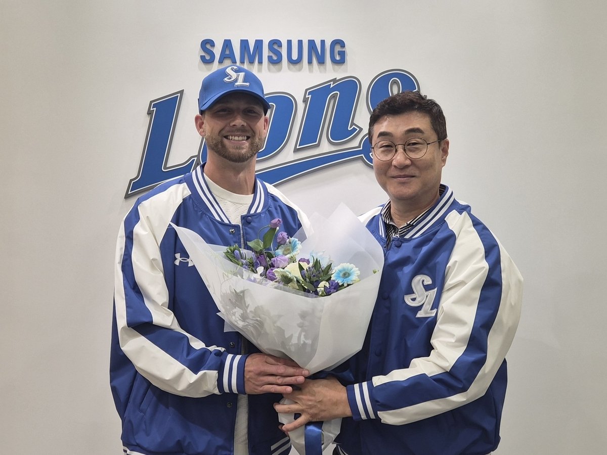 KBO Lions leader signs former MLB pitcher Voth 12 New Samsung Lions pitcher Austin Voth (left) poses with his general manager Lee Jong-yeol after signing with the club on July 20, 2026, in this photo provided by the Lions. (PHOTO NOT FOR SALE) (Yonhap)