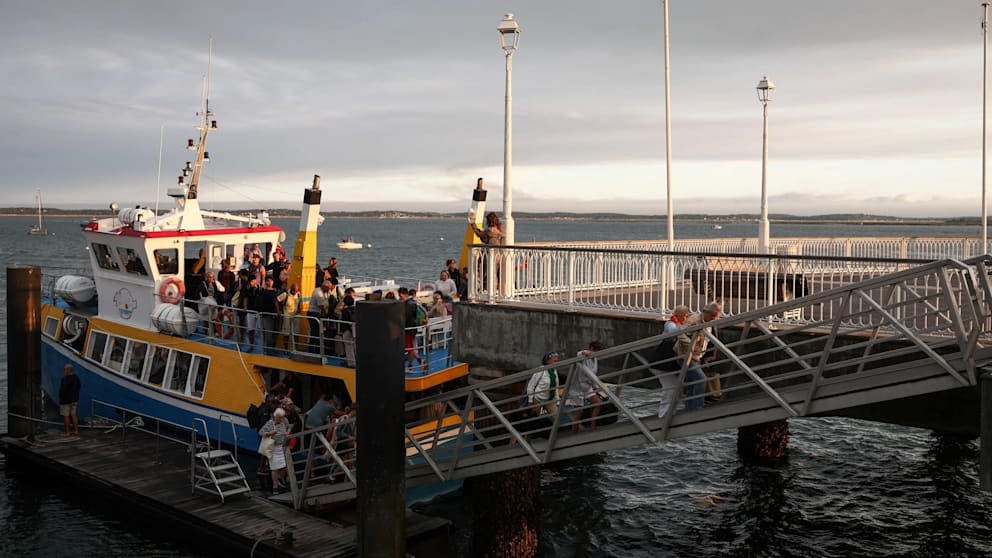 Tourists are evacuated by boat
