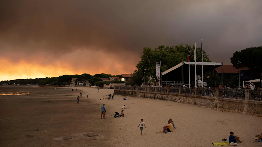 Forest fires approach tourist resorts on the coast near Bordeaux