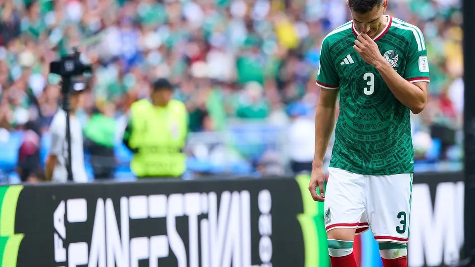 Lost due to injury? Mexican star doubts England match at last minute 16 Cesar Montes, Mexican national team player | MEXPORT