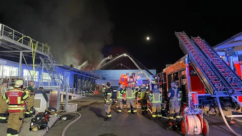Major fire at the Stuttgart wholesale market: the hall partially collapsed 15 The fire brigade tries to bring the fire in the halls of the wholesale market in Stuttgart-Wangen under control using ladders and telescopes.