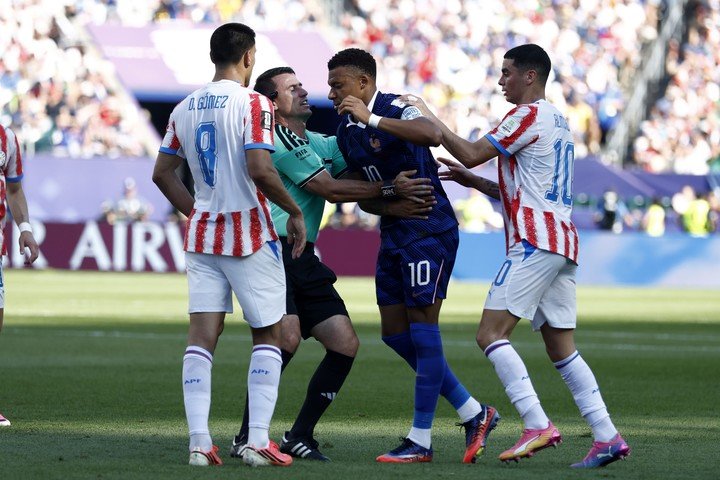 Mbappe has a warm relationship with the Paraguayans (EFE/EPA/WILL OLIVER).