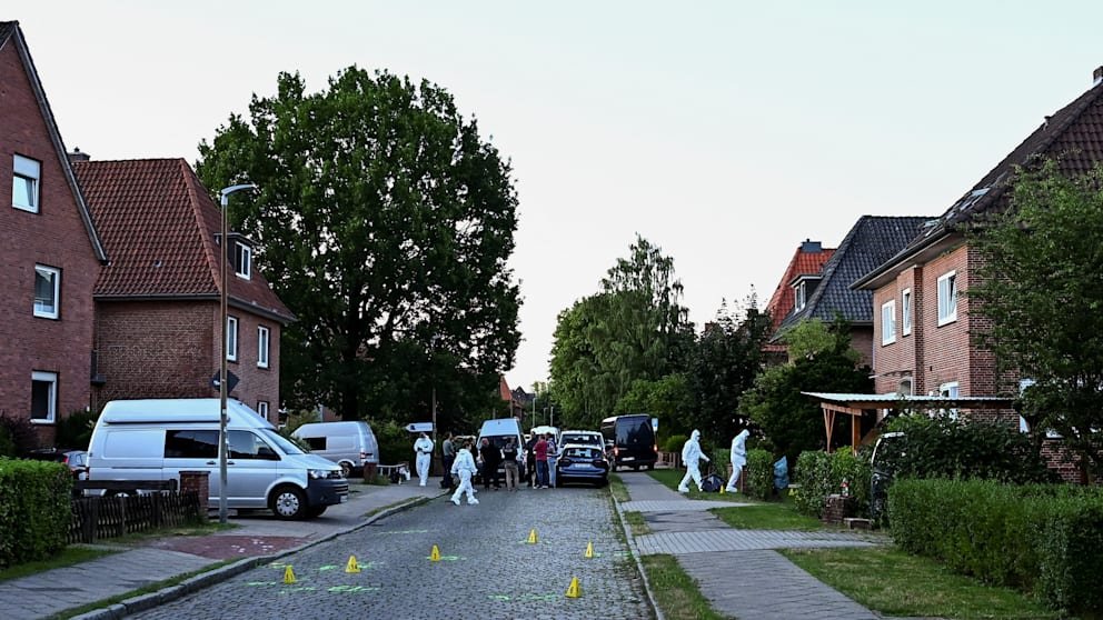 After the six-time murder in Stade, a forensic team was on duty for several hours at the mother and child's home.