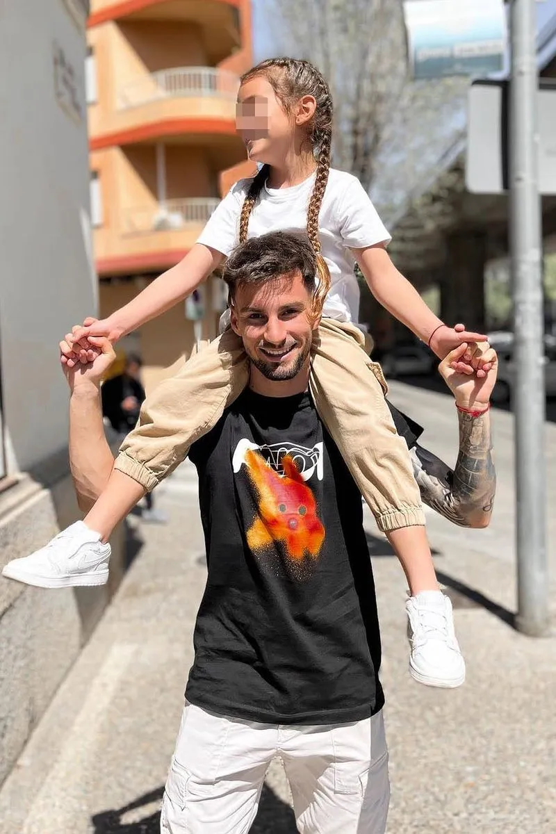 Alex Baena has four siblings: Mikel, Nuria, Yaiza and Martina, with whom he sometimes appears on social networks.