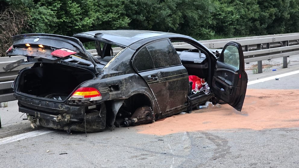 Police are looking for a gray Porsche 911: Girl (13) died in accident on A3 | Regional 12 The BMW overturned and came to rest on a guardrail.