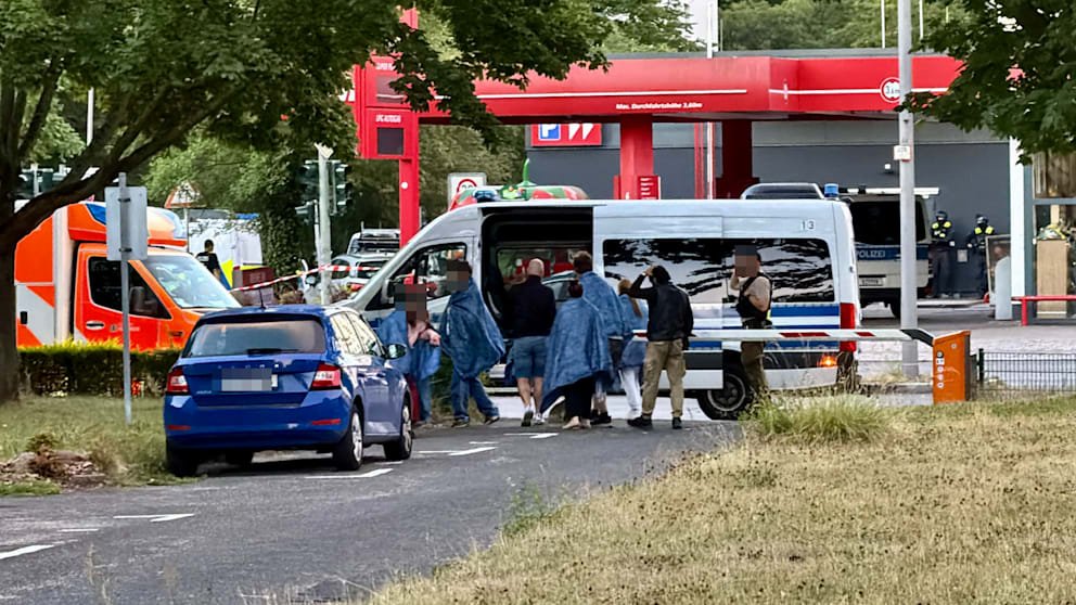Police on a grand scale: Hours have passed! Hostage drama in Berlin supermarket | News 15 In the cordoned off area, people who have previously been in the supermarket are given warming blankets.