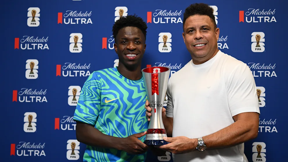 Real Madrid: Ronaldo must help with Vinicius' new contract | football 12 Brazilian legend Ronaldo (right) presents the trophy to the star