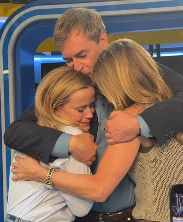 Reese Witherspoon, Jennifer Aniston and Mark Duplass on the set of Morning Wars