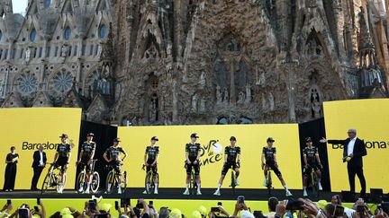 : Report In a monumental location at the foot of the Sagrada Familia, Barcelona welcomed Tour de France riders ahead of the Grand Departure on Saturday. 12 Visma-Lease a Bike team riders in front of the Sagrada Familia during the Tour de France rider presentation, July 2, 2026. (ANNE-CHRISTINE POUJOULAT/AFP)