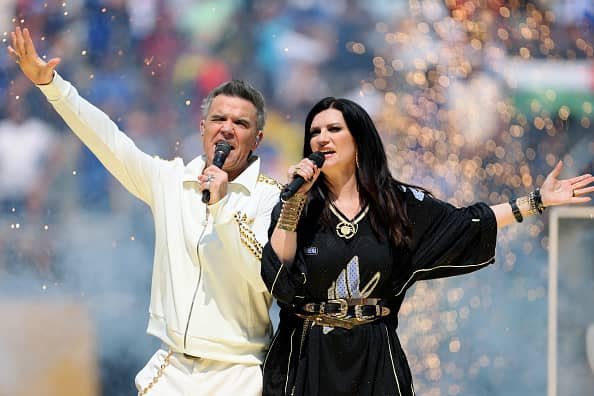 Robbie Williams has unveiled a new version of the official