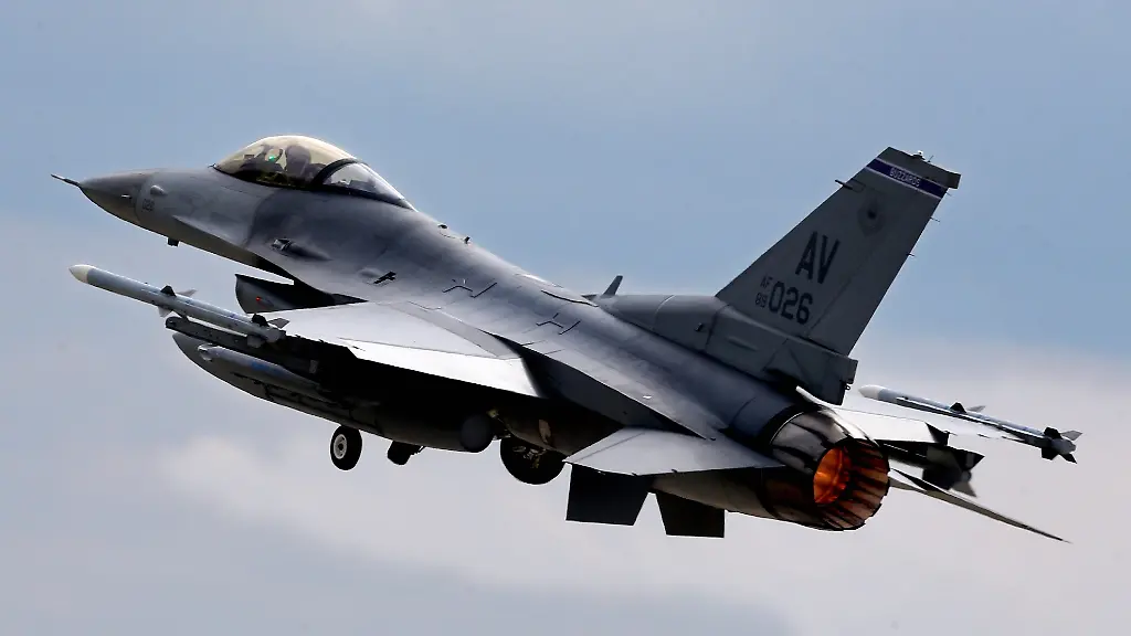 A US Air Force F16 fighter takes off during a Romanian-American maneuver. An American military plane of the same type crashed on Tuesday near Trier. According to the mayor of the city, Semmer, 