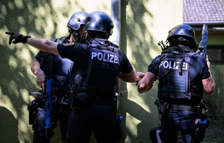 German policemen. (illustration) (AFP/HANNES P. ALBERT)