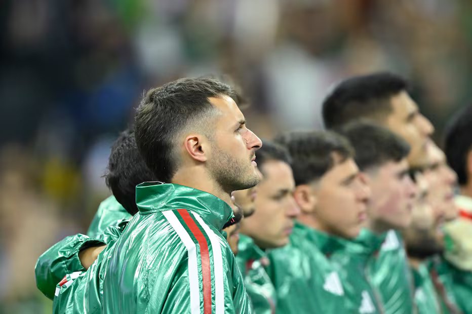 Santiago Jimenez leaves behind Game 5 obsession: 'It's a mediocre mentality' 13 Santiago Jimenez with the Mexican national team during the 2026 World Cup. Photo: Imago7.