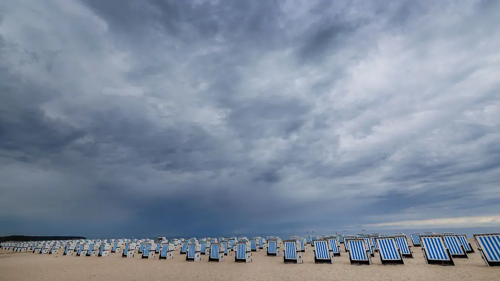 Dark rain clouds rise over the Baltic Sea beach in Warnemünde
