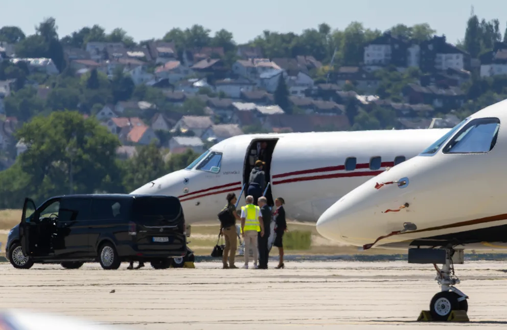 At this moment it becomes clear: it is not an ordinary person who is boarding this plane - but a superstar. Because it continues exclusively on a private jet