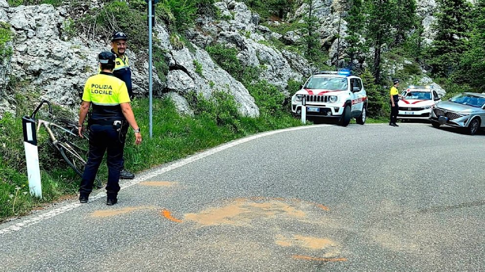Shortly after wedding: influencer (30) dies after accident with former ski star | News 13 Police at the scene of the incident on the SS 242 pass in Sellajoch.