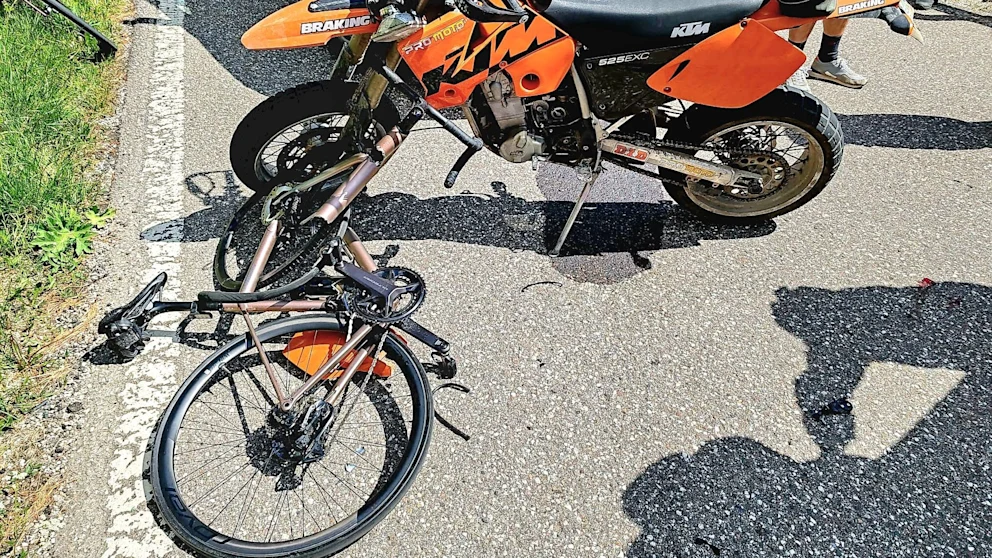 Shortly after wedding: influencer (30) dies after accident with former ski star | News 14 An influencer's broken bike, followed by Peter Rungaldier's motorcycle