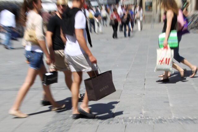 Sunday shopping in Vietnam: where is July 5th? shops open 16 On Sunday shopping day, the pedestrian area is again full of people with shopping bags.