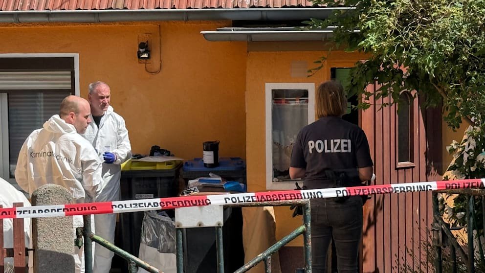 Suspicion of murder: man and woman found dead in Brandenburg | Regional 14 Police and forensic experts are investigating the discovery of two dead people in Ortrand (Brandenburg).