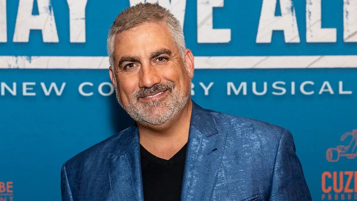 Taylor Hicks Reflects on 'American Idol' Fame: 'Ride the Wave as Much as You Can' 14 Taylor Hicks stands in front of a microphone at the Tennessee Performing Arts Center in Nashville.