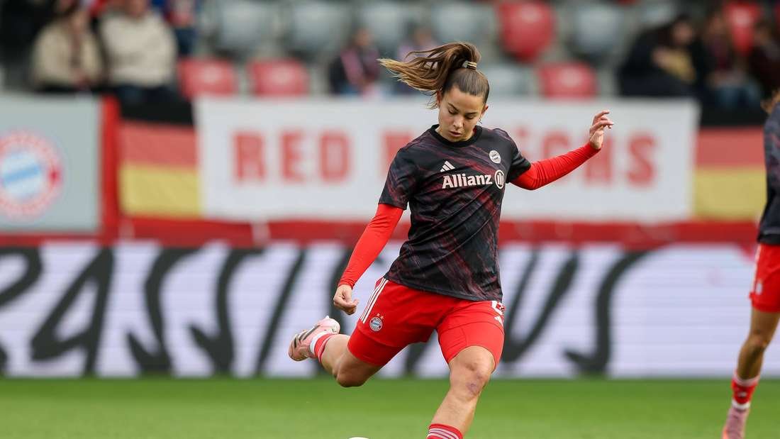 Lena Oberndorf warming up before the match against 1. FC Cologne.