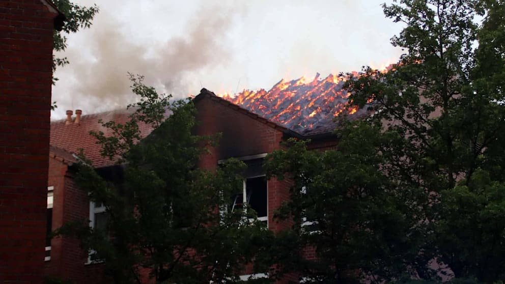 The clinic in Ludwigslust in Mecklenburg-Vorpommern is evacuated: two died in a fire in the hospital | Regional 12 The roof of the LUP clinic is on fire