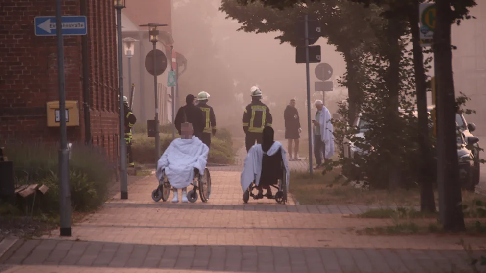 The clinic in Ludwigslust in Mecklenburg-Vorpommern is evacuated: two died in a fire in the hospital | Regional 13 Patients are carried out of a burning building