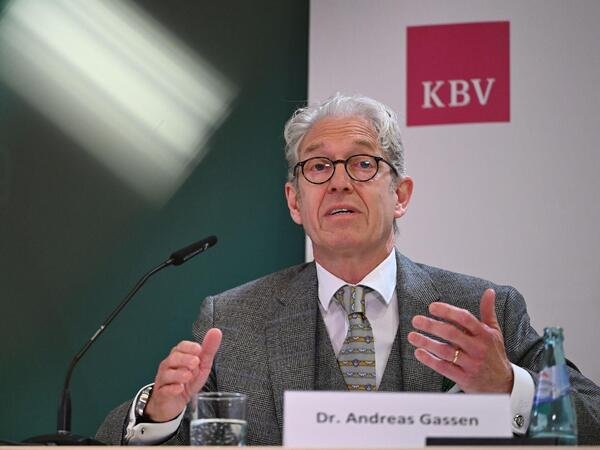 The leader of the SPD parliamentary group counters criticism from doctors of compulsory health insurance: “This is a mockery of patients who wait months for an appointment” 12 20 April 2026, Berlin: Andreas Gassen, CEO of the National Association of Statutory Health Insurance Physicians (KBV), speaks at a press conference. The National Association of Statutory Health Insurance Physicians and the German Hospital Association are holding a press conference to stabilize the finances of statutory health insurance companies. Photo: Markus Lenhardt/dpa +++ dpa-Bildfunk +++