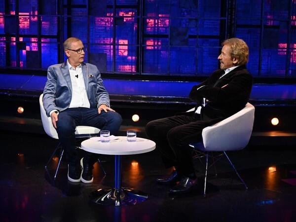 HANDOUT - December 6, 2025, North Rhine-Westphalia, Hürth: This photo provided by RTL shows presenters Thomas Gottschalk (right) and Günter Jauch during the RTL show 