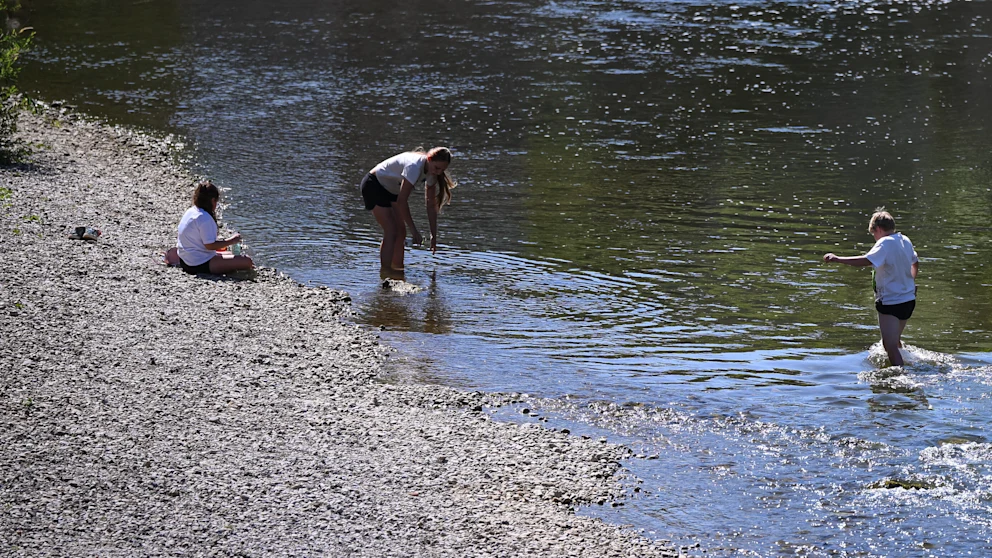 The weather on Sunday will rise to 34 degrees: The new week will be even hotter | News 13 Summer temperatures, swimming weather: Young people cool off at the foot of the Neckar in Horb (Baden-Württemberg).