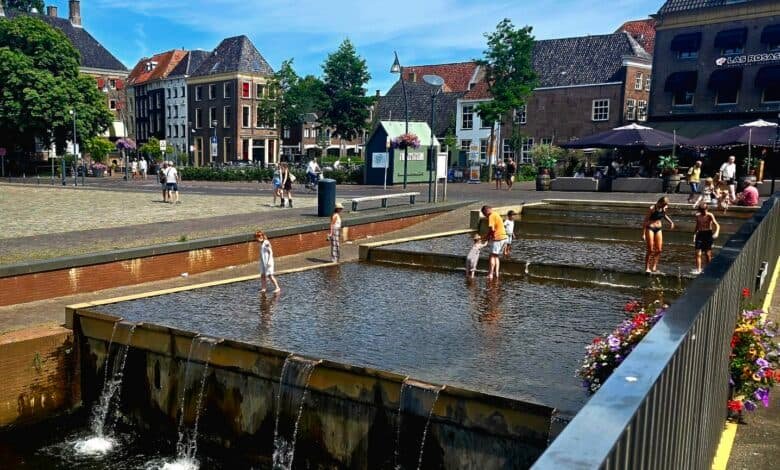 There will be four hot days in Zwolle, with a chance of thunder on Friday 13 Children cool off in the water on Rodetorenplein in Zwolle during hot summer weather.