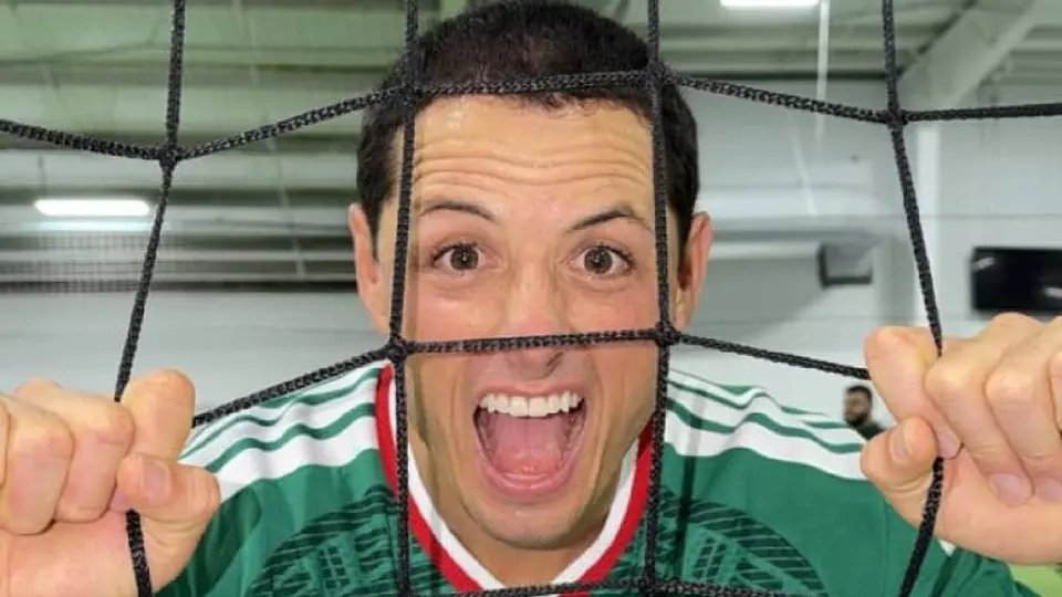 'They're Batman and Superman': Chicharito responds to mythical dispute between the world's best 18 Chicharito Hernandez wearing a Mexico national team jersey | IG:@ch14_