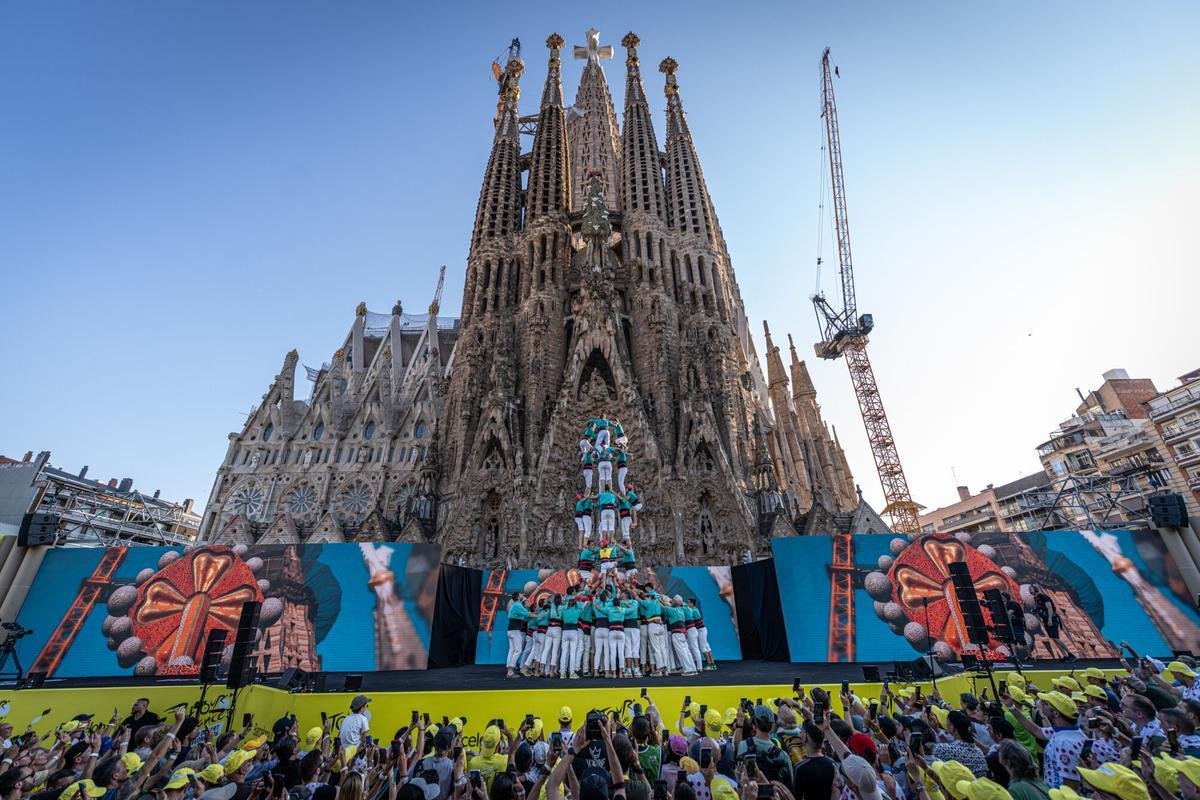 Tour speaks Catalan to the world from the Sagrada Familia. 11 Official presentation of the Tour de France teams in Barcelona with performances and shows. The cyclists began the tour at the modernist campus of Sant Pau and proceeded along Gaudí Avenue to the main stage, located in front of the façade of the Sagrada Familia, where they were presented to the public. Cestellers de Barcelona ends the show with a score of 4 out of 9. Accessed July 2, 2026 AUTHOR: MANU MITROU | EPK.