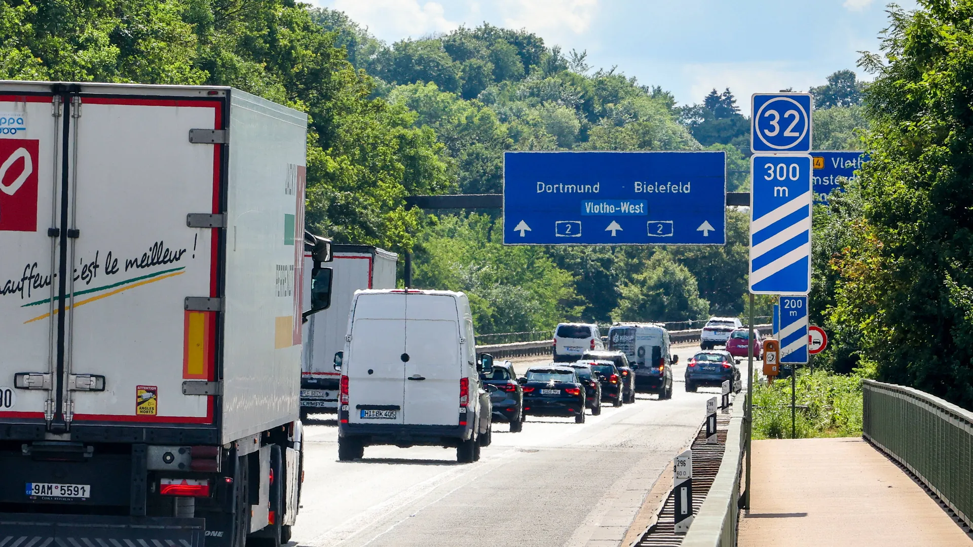 One-click scam: Criminals use fake websites to disguise themselves as logistics companies and make entire trucks disappear. One-click scam: Criminals use fake websites to disguise themselves as logistics companies and make entire trucks disappear.
