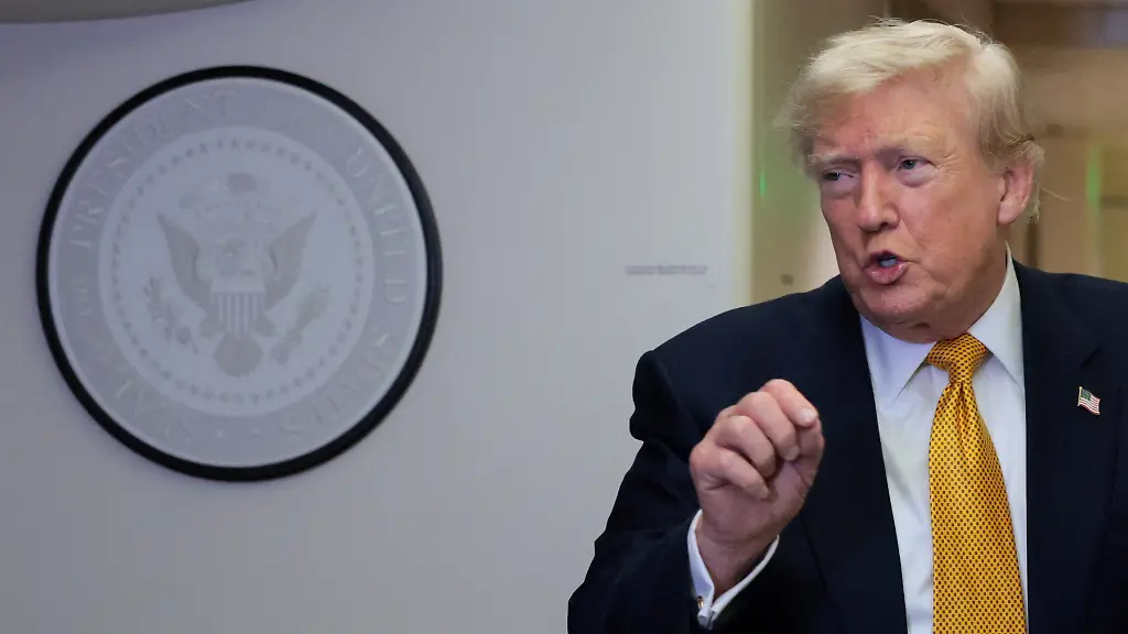 US-President-Donald-Trump-talks-to-reporters-in-flight-in-the-new-Qatar-donated-Air Force-after-planes-transfer-to-return-to-Washington-from-RAF-Mildenhall-Britain-July 8, 2026