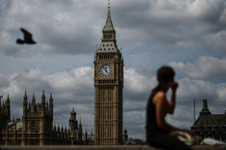 UK: Andy Burnham replaced Keir Starmer at Downing Street - 07/20/2026, 11:33 14 A woman sits on the south bank of the Thames, looking at